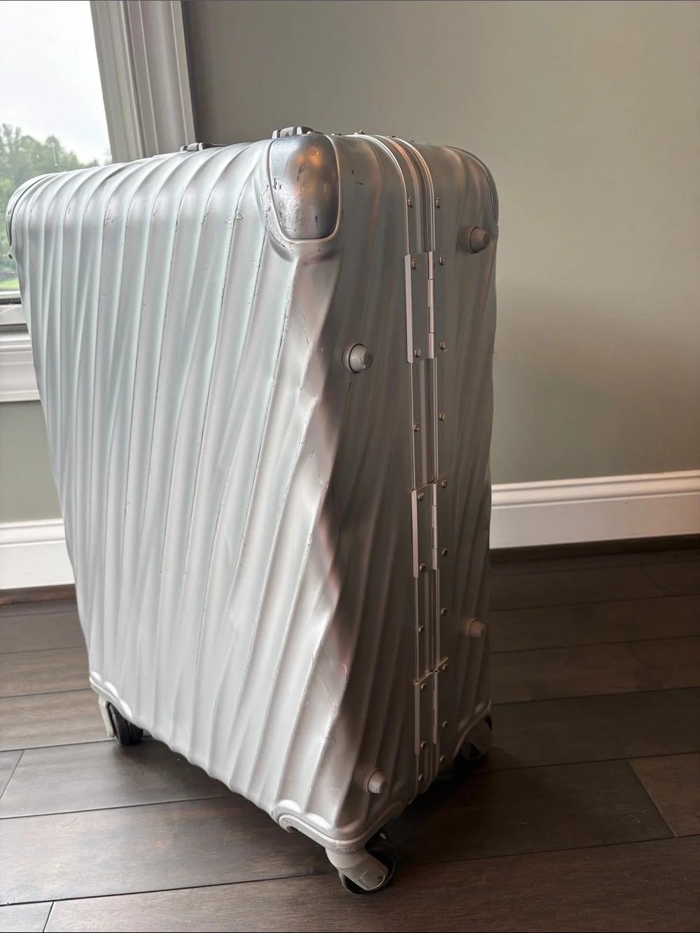 Tumi Silver Hard-Shell Spinner Luggage 25” Short Trip Packing Case Suitcase